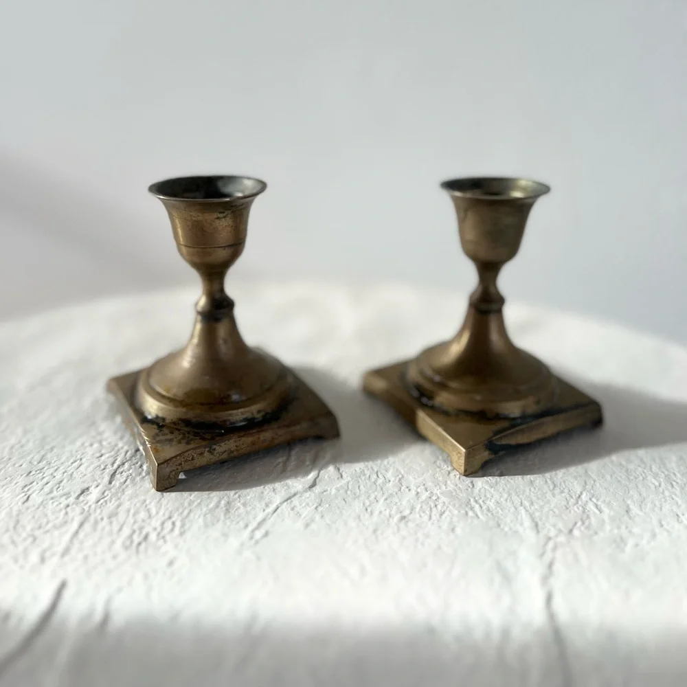 SET OF 2 GORGEOUS‎ VINTAGE BRASS CANDLE STICKS - SHORT W/ SQUARE BASES